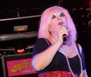 drag queen cantando