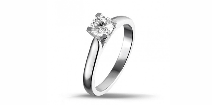 anillo de oro blanco con diamante solitario